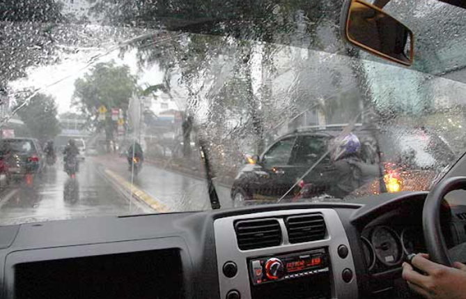Tips Mengendarai Mobil pada saat Hujan